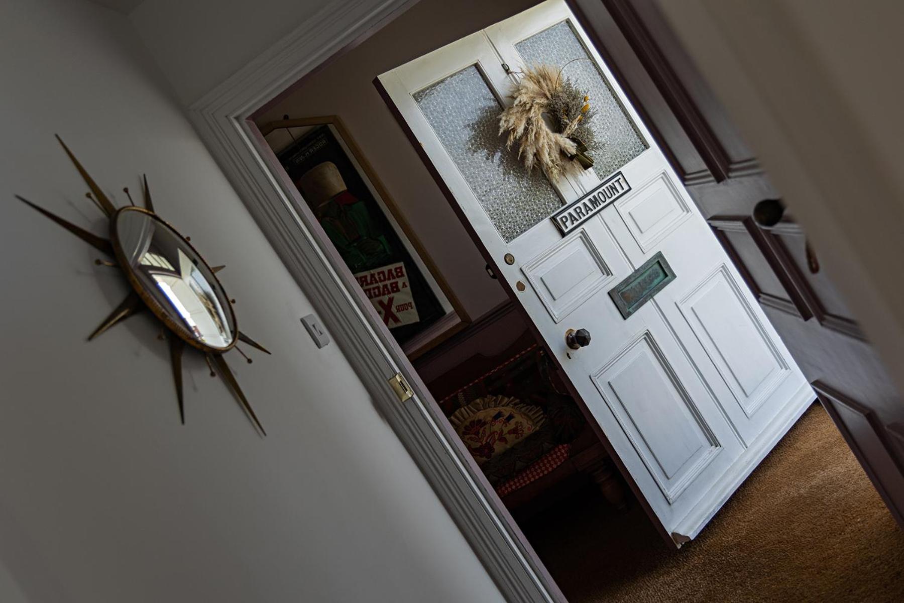 Paramount Apartments Ilfracombe, Arty Seaside Holiday Apartments 部屋 写真